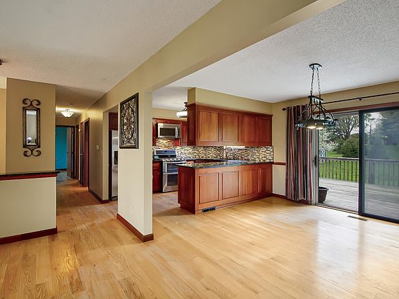4th image of 83 Amberly Dr