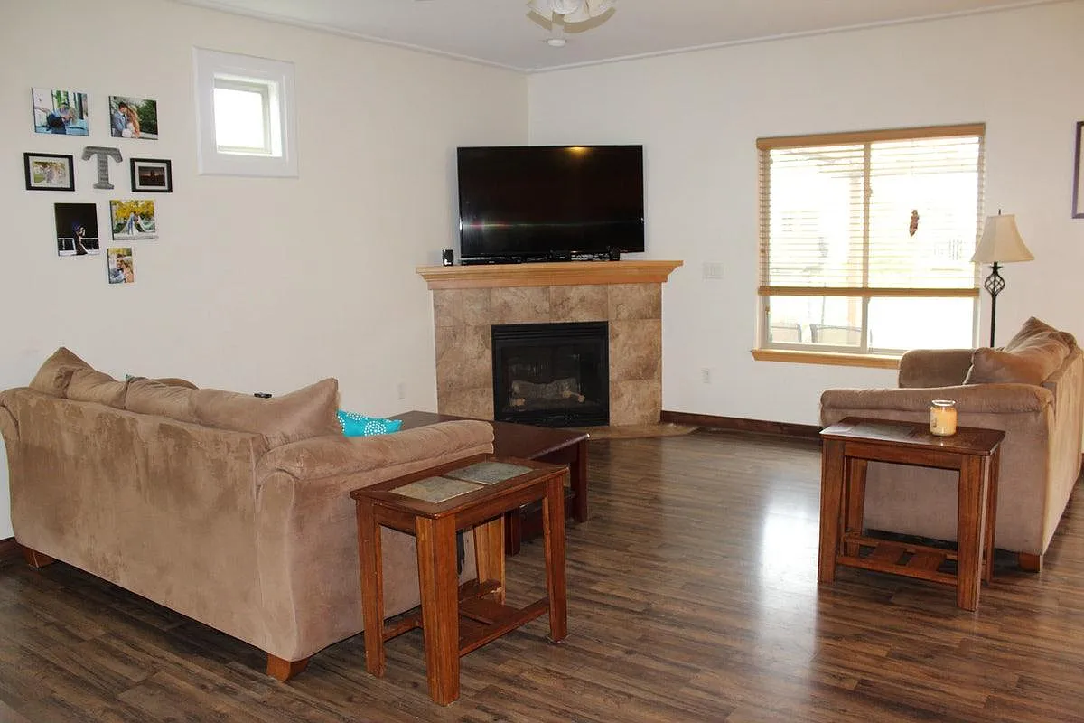 3 bed, 2.5 bath, 1710 sqft, $2,050 — Photo 2