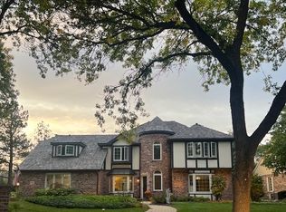 320 Hambletonian Dr, Oak Brook, IL 60523