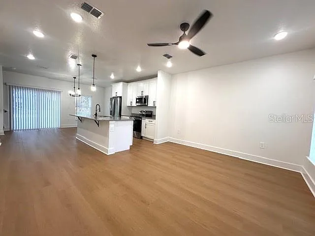 3 bed, 2.5 bath, 1649 sqft, $1,900 — Photo 3