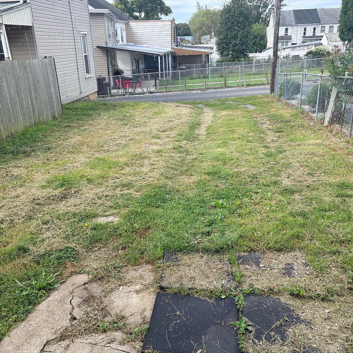 3 bed, 1.0 bath, 1880 sqft, $1,250 — Photo 2