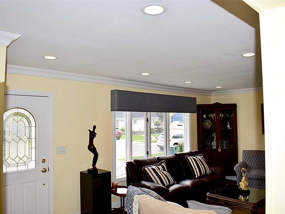 3rd image of 10 Oakdale Pl