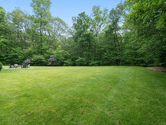 3rd image of 300 Glen Rd