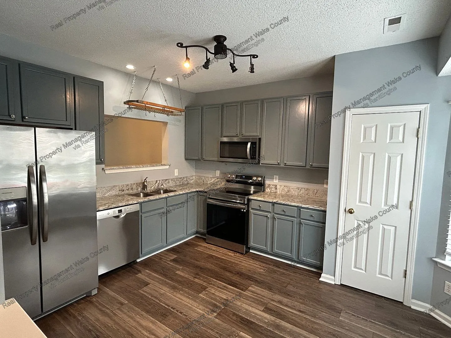3 bed, 2.5 bath, 1420 sqft, $1,825 — Photo 3