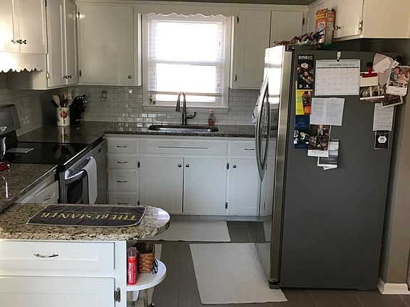 Sitting area to Kitchen