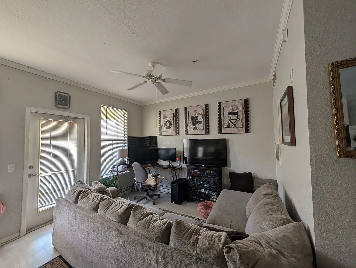 Beautiful large studio unit updated flooring, balcony with a pool view! — Photo 2