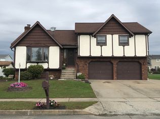 220 Cannery Dr, Larksville, PA 18704
