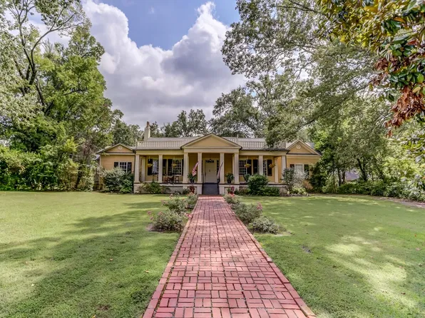 127 W Gholson Ave, Holly Springs, MS 38635