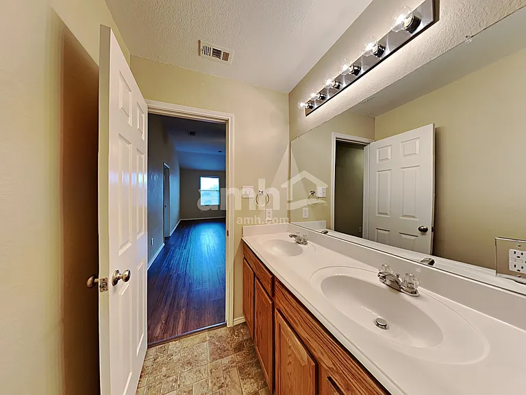 1100 Oakbrook St — Photo 23