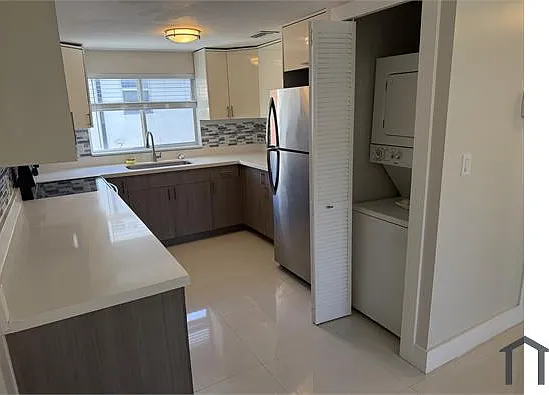 1059 SW 3rd St #7 — Photo 3
