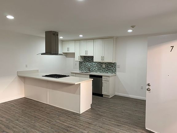 3rd image of 2320 Vanderbilt Ln APT 7