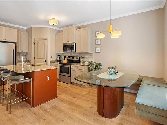 4th image of 228 Bethany Manor Ct