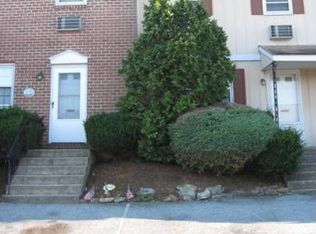 1091 Pine Grove Cir, Allentown, PA 18106