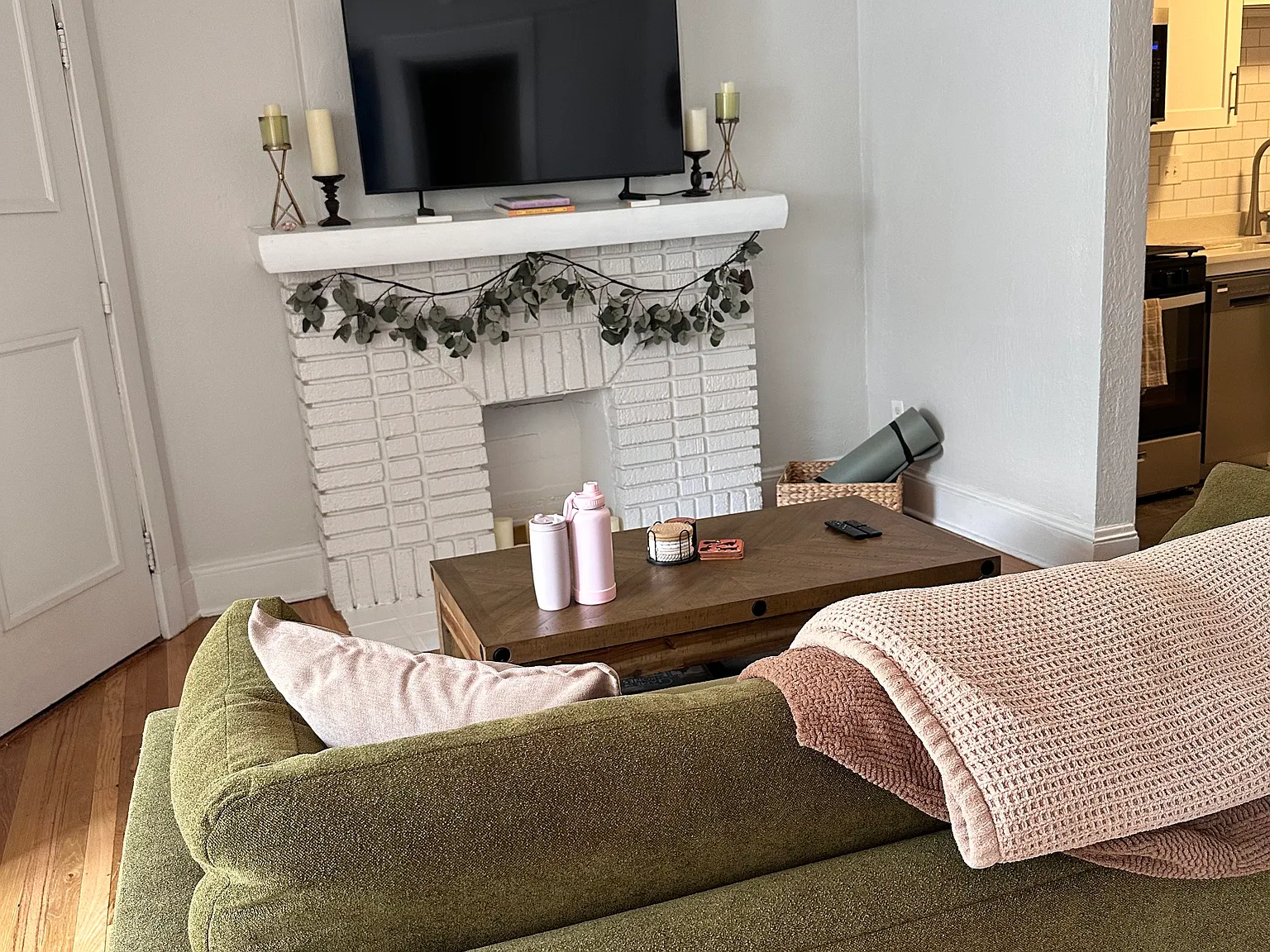 2 bed, 800 sqft, $1,150 — Photo 1