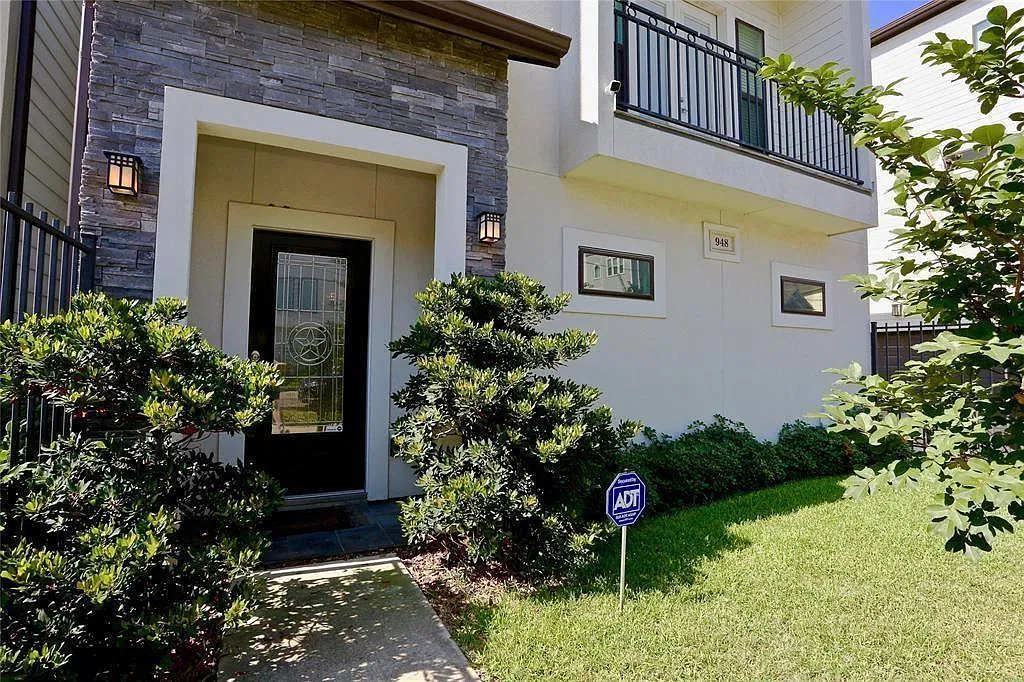 3 bed, 3.5 bath, 2328 sqft, $3,250 — Photo 2