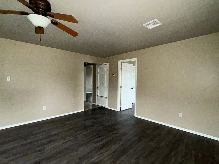 705 NW 5th St — Photo 3