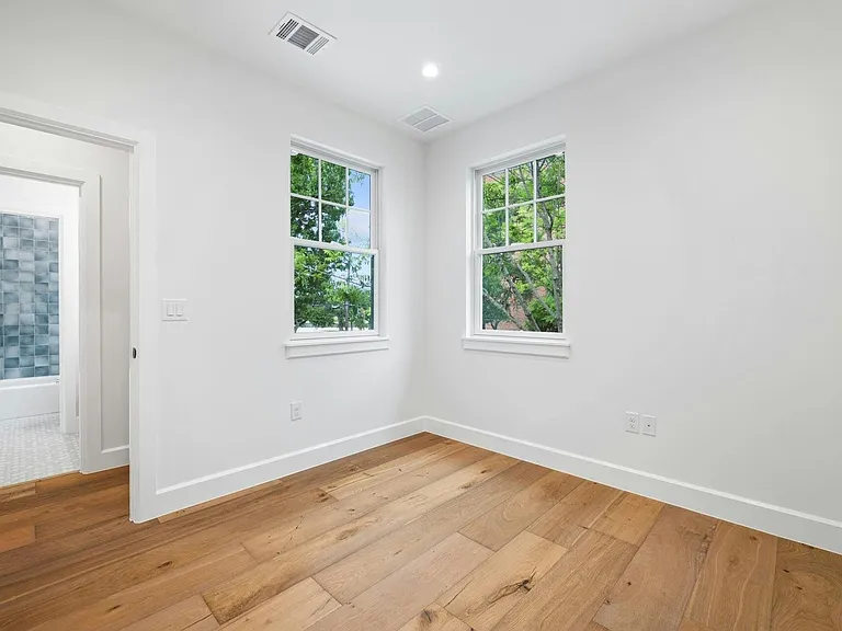 1919 W 38th St — Photo 33