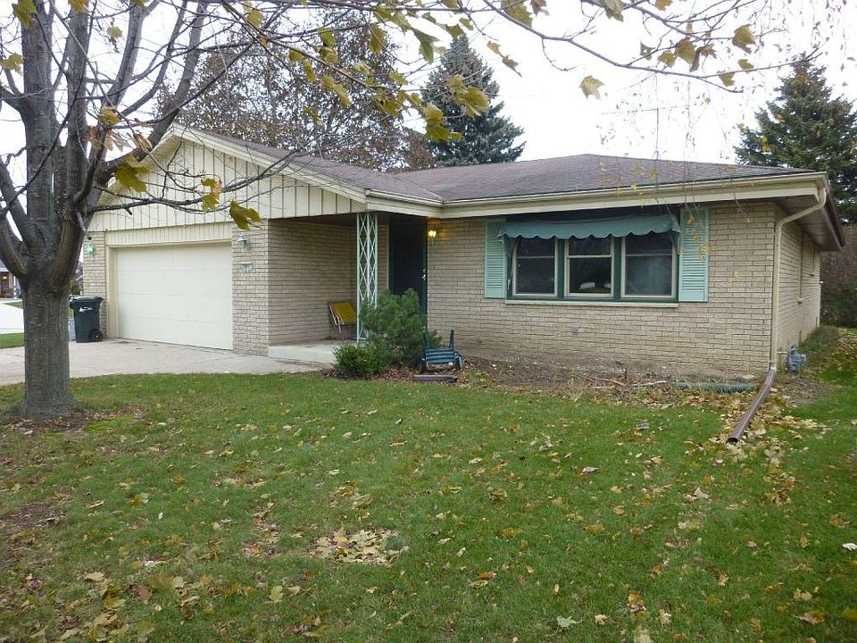 1st image of 901 Willow Ln