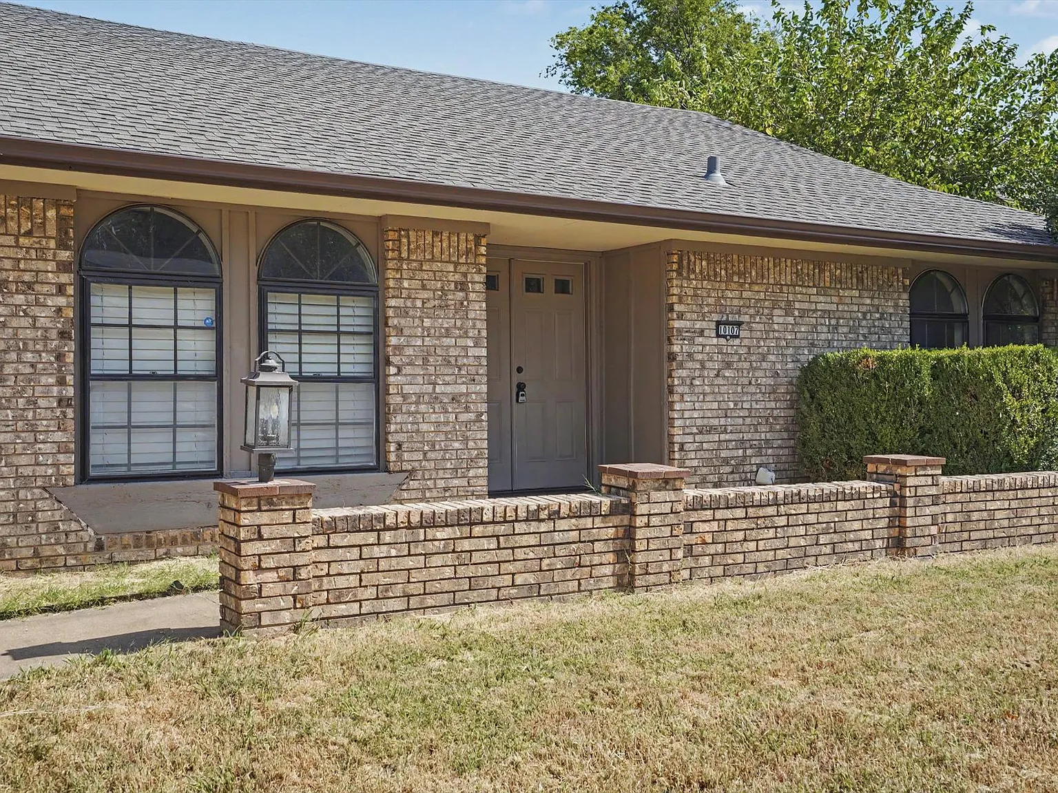3 bed, 2.0 bath, 1963 sqft, $2,100 — Photo 2