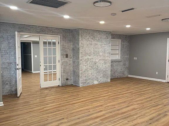 3rd image of 610 Collingswood Dr