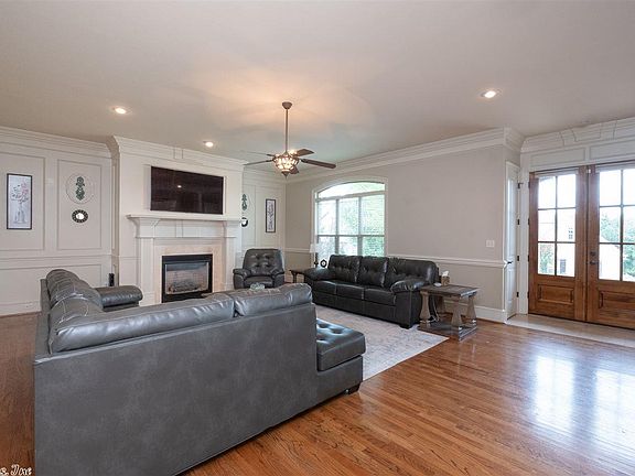 4th image of 38 Bristol Ct