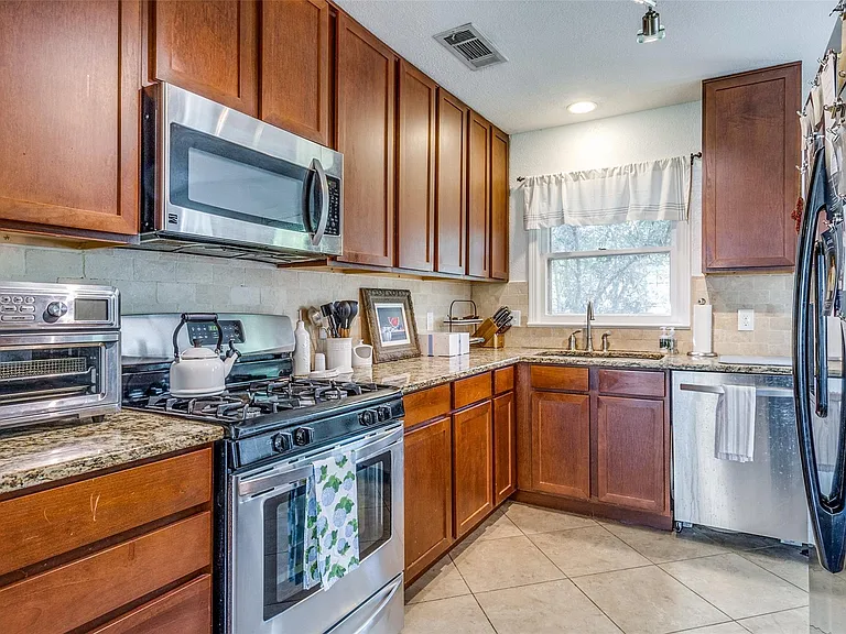3732 Seguin Dr — Photo 15
