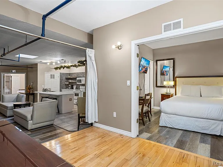 207 N Main St #B — Photo 27