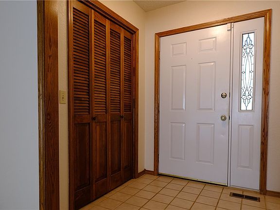 5th image of 21 Farnham Dr