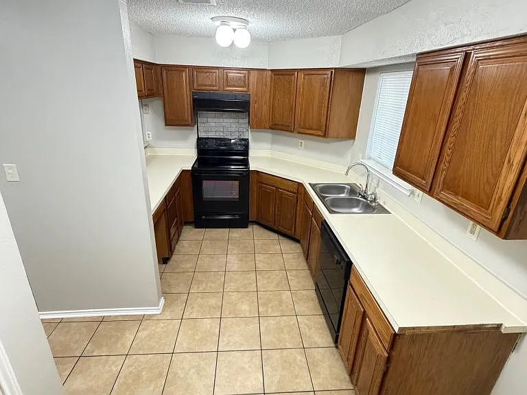 2640 Glenmore Dr — Photo 5