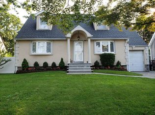 48 Berwick Rd, Hewlett, NY 11557