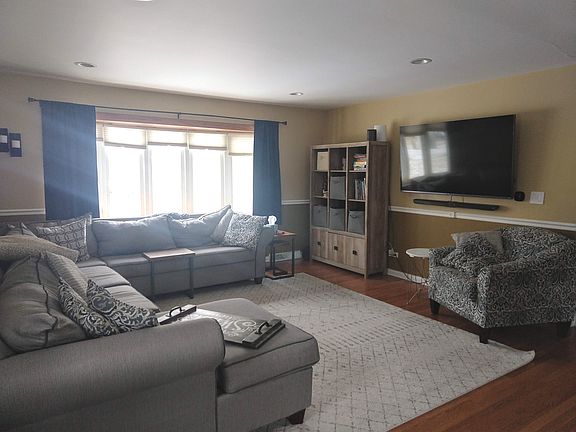 3rd image of 460 N Fairlawn Ave