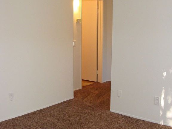 5th image of 12325 Lakeshore Dr APT 9