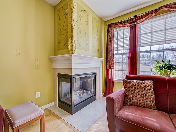 Corner gas fireplace