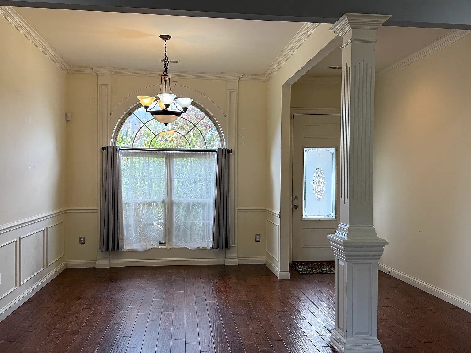 3 bed, 1923 sqft, $2,195 — Photo 2