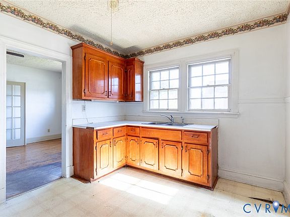 4th image of 21210 Chesterfield Ave