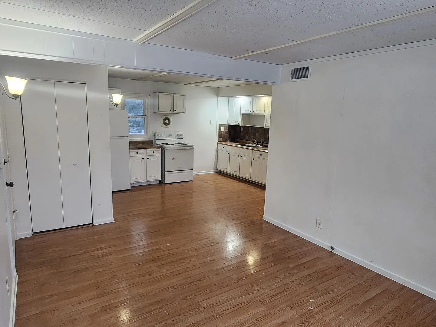 1709 Warwick Way — Photo 4
