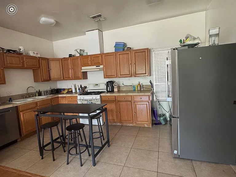 549 N Martel Ave — Photo 33
