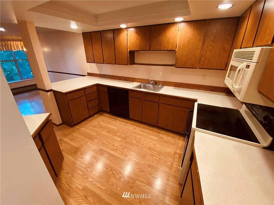 1st image of 23401 Lakeview Dr Unit J203