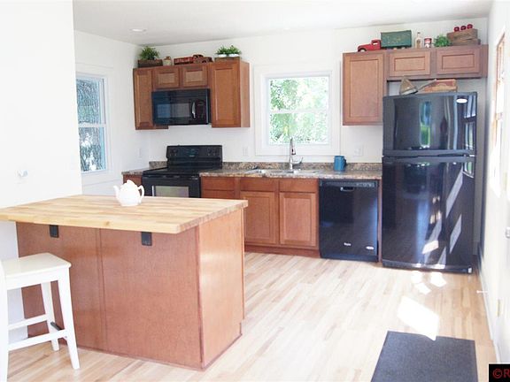 3rd image of 823 S Broadway St
