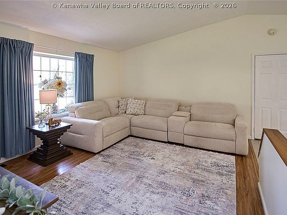 3rd image of 51 Cambridge Dr