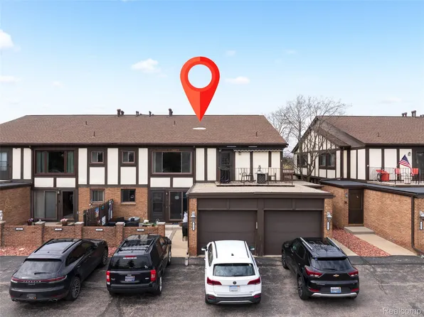 517 Country Club Dr, Saint Clair Shores, MI 48082
