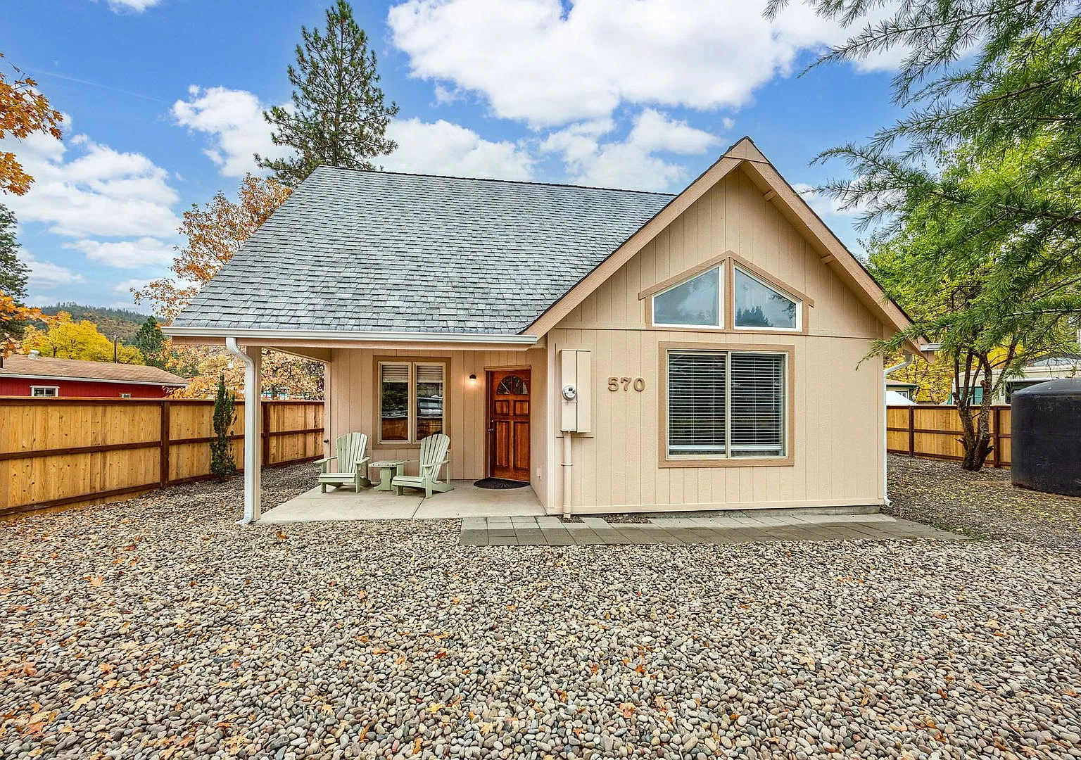 Charming 2 Bedroom, 1 Bath House For Rent — Photo 1