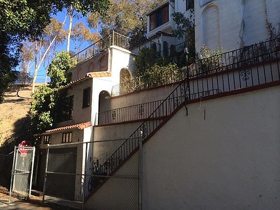 2nd image of 2886 Hollyridge Dr