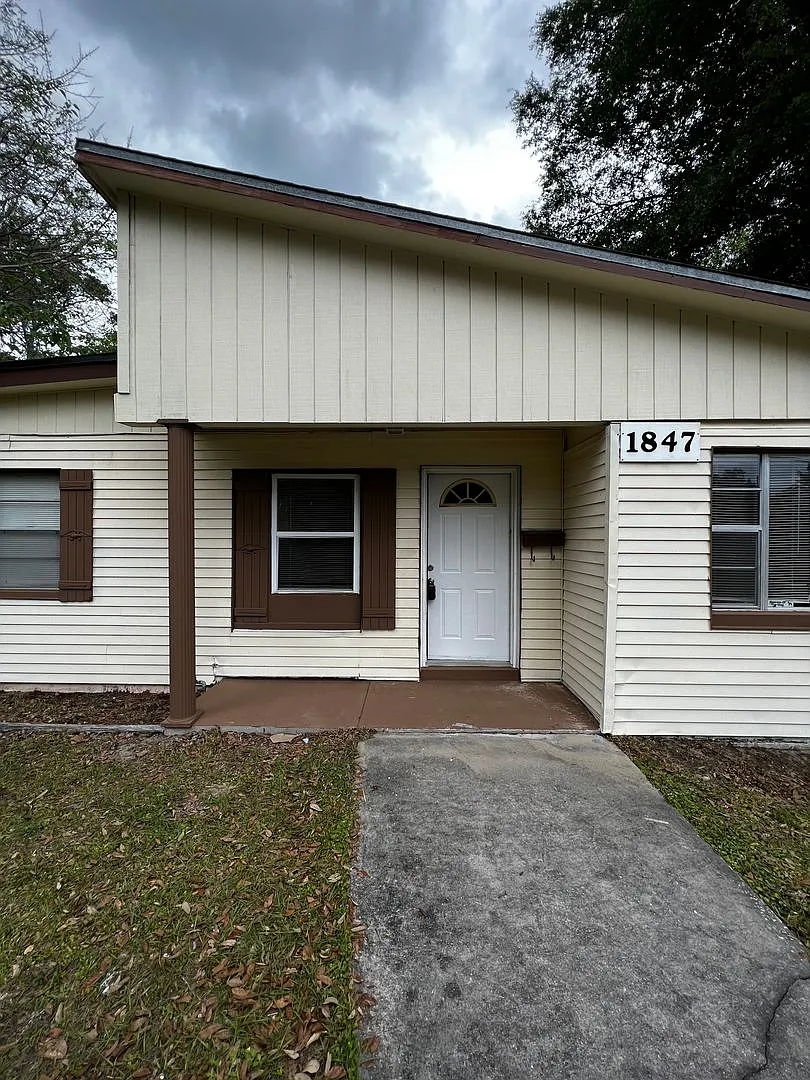 3/1 with Prime Location Close to Jacksonville International Airport, Jacksonville Zoo and Gardens... — Photo 1
