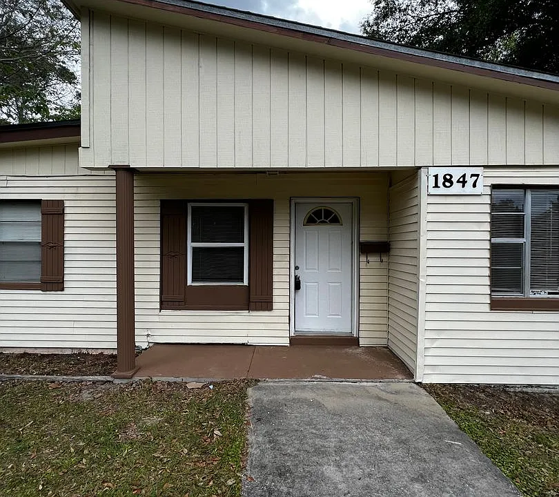 1847 Loyola Dr N