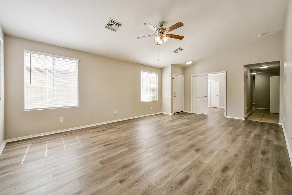3 bed, 2.0 bath, 1368 sqft, $1,905 — Photo 3