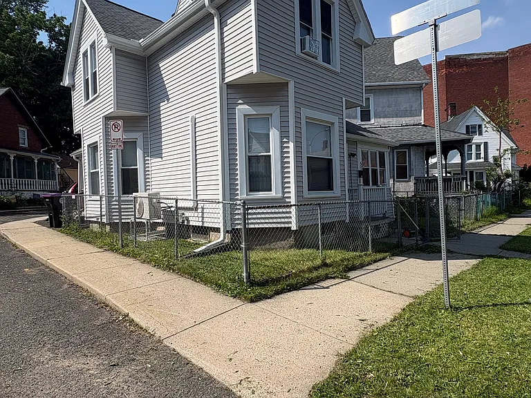57 Linden St — Photo 2
