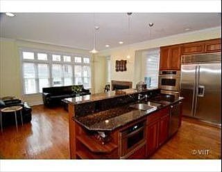 4th image of 4883 N Ravenswood Ave #1