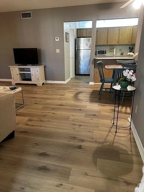 2 bed, 1.0 bath, 904 sqft, $1,575 — Photo 4