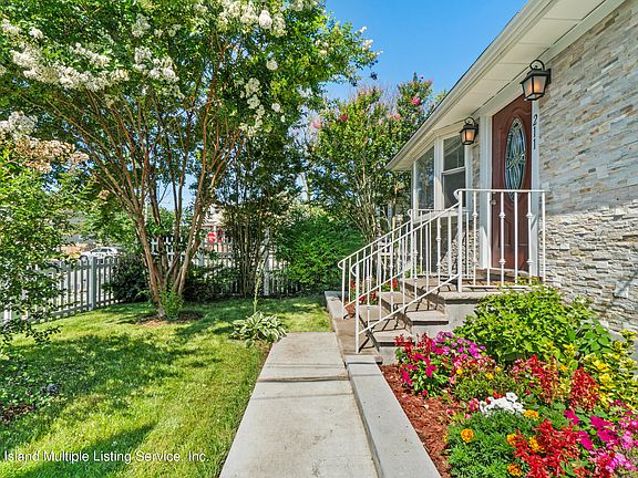 4th image of 211 Arlington Pl